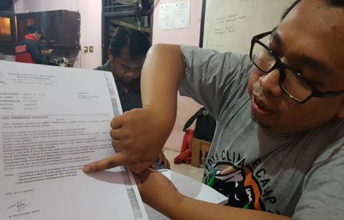 지난달 12일 지역직업안전환경단체(LION) 관계자가 2016년 석면공장 노동자들을 대상으로 실시한 건강검진 결과를 보여주고 있다. 그의 손끝이 가리키는 쪽에 ‘석면폐’(asbestosis)라고 적혀 있다.