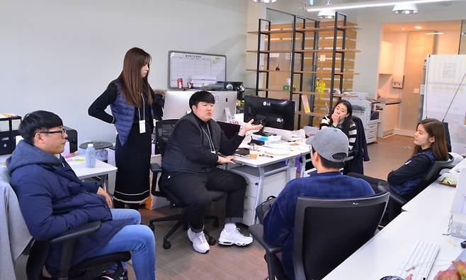 오전 회의가 끝난 뒤에도 사무실에서 회의는 산발적으로 계속됐다