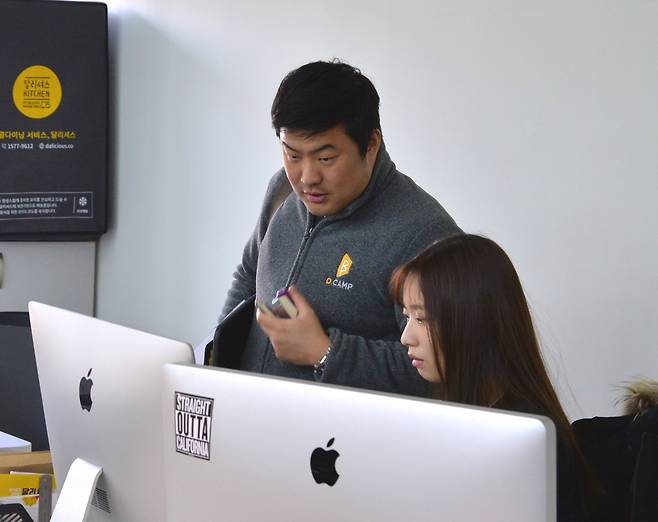 이 대표는 오전 회의 후 점심도 거른 채 다음 미팅을 향해 나섰다