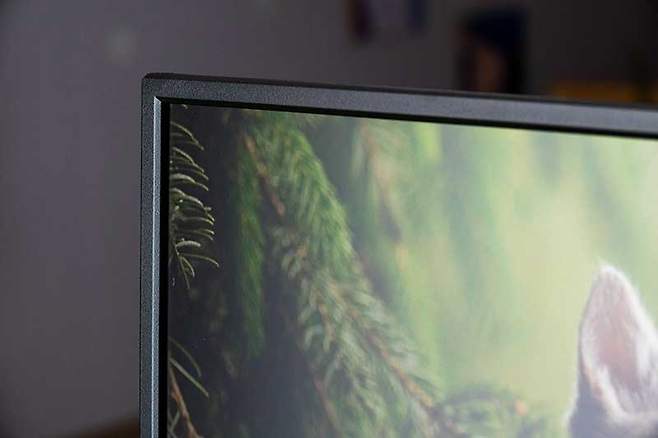 화면은 물론 베젤까지 무광 소재로 제작한 눈부심 방지 모니터다