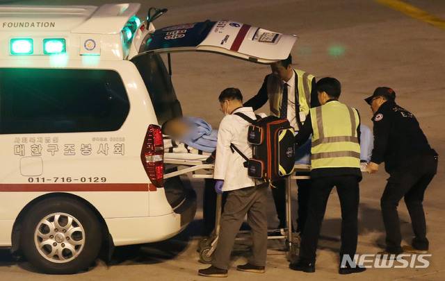 【인천공항=뉴시스】김진아 기자 = 미국 애리조나주 그랜드캐니언에서 추락해 중태에 빠졌던 박준혁 씨가 라스베이거스를 출발, 22일 오후 인천국제공항에 도착해 구급차로 이송되고 있다. 2019.02.22.  bluesoda@newsis.com