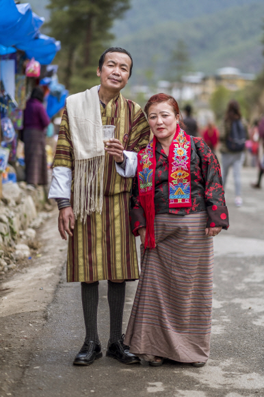부탄 전통 옷을 입은 부부.