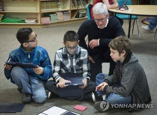 지난해 11월 미국의 한 초등학교를 찾아 코딩에 관해 이야기하는 팀 쿡 애플 최고경영자[AP=연합뉴스]