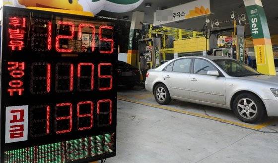 고급휘발유를 판매 중인 서울의 한 주유소. [뉴스1]