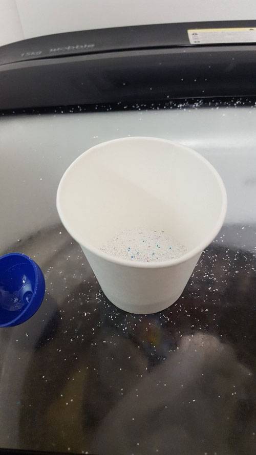 ▲계량컵을 가득 채워서 종이컵에 부어도 바닥만 간신히 채우는 수준이다.