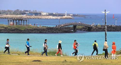 제주 해변의 낭만 (제주=연합뉴스) 화창한 날씨를 보인 제주시 조천읍 함덕서우봉 해변을 찾은 관광객들이 해변의 낭만을 즐기고 있다. [연합뉴스 자료사진]