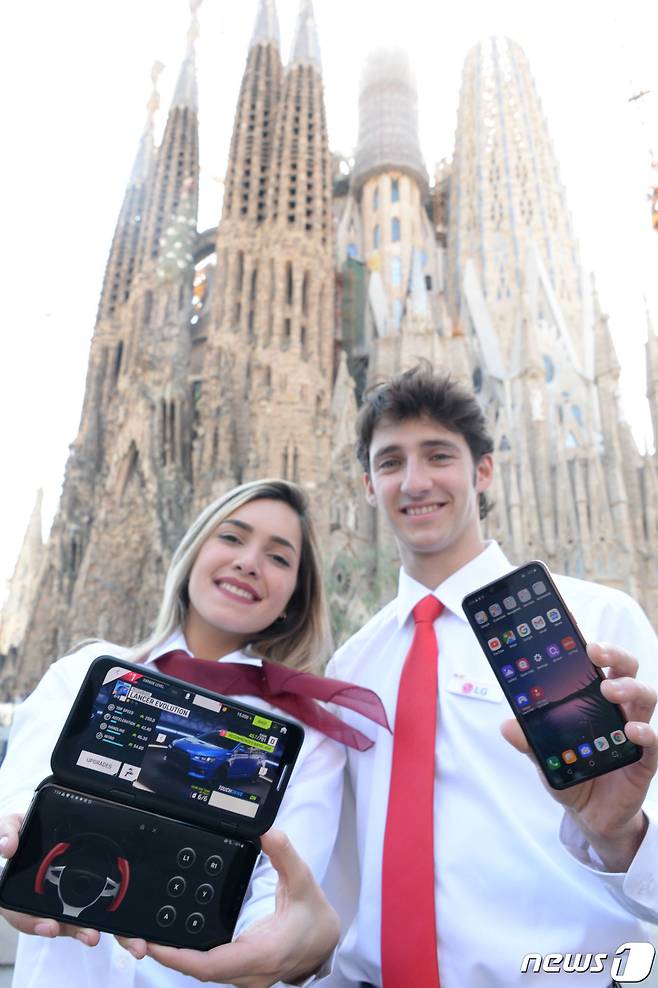 LG전자가 현지시간 25일부터 28일까지 나흘간 스페인 바르셀로나에서 열리는 ‘MWC(Mobile World Congress) 2019’에 참가했다. LG전자는 이번 전시에서 ‘혁신을 넘어선 새로운 경험(Consumer Experience Beyond Innovation)’을 슬로건으로 5G 스마트폰을 포함, 프리미엄부터 중가형과 실속형으로 이어지는 V/G/Q/K 시리즈 풀 라인업을 소개한다. LG전자 모델들이 스페인 바르셀로나의 사그라다 파밀리아 성당에서 'LG V50 ThinQ', 'LG G8 ThinQ'를 소개하고 있다. (LG전자 제공) 2019.2.25/뉴스1