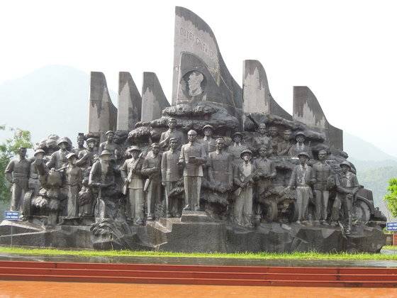 베트남 디엔비엔푸 전투 승전을 기념하기 위해 2009년 산속 깊은 곳에 조성한 승리공원의 대형 석상. 1954년 승전기념식을 베트남 디엔비엔푸 전투 승전을 기념하기 위해 2009년 산속 깊은 곳에 조성한 승리공원의 대형 석상. 1954년 승전기념식을 재현해 전투 주역 25명을 새겼다.가운데가 보응우옌잡 장군의 석상. [중앙포토]