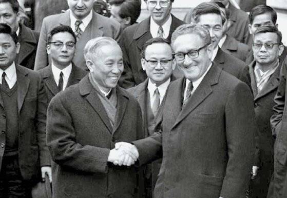 1973년 파리 평화협정 당시 만난 미국의 헨리 키선저 백악관 국가안보보좌관(앞줄 오른쪽)과 베트남 공산당의 레득토 대표(왼쪽). 두 사람은 그해 노벨평화상 수상자로 결정됐지만 레득토는 '아직 평화가 오지 않았다"며 수상을 거부했다. 평화협정 체결과 리처드 닉슨 미국 대통령의 종전 선언, 미군 철수 뒤 북베트남과 베트콩은 공세를 강화해 1975년 4월 30일 무력 적화통일을 이뤘다. [중앙포토]