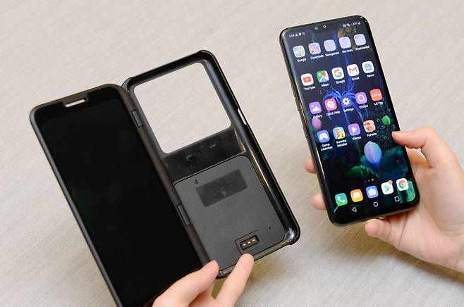 'LG 듀얼 스크린'과 'LG V50 씽큐 5G' /사진=LG전자