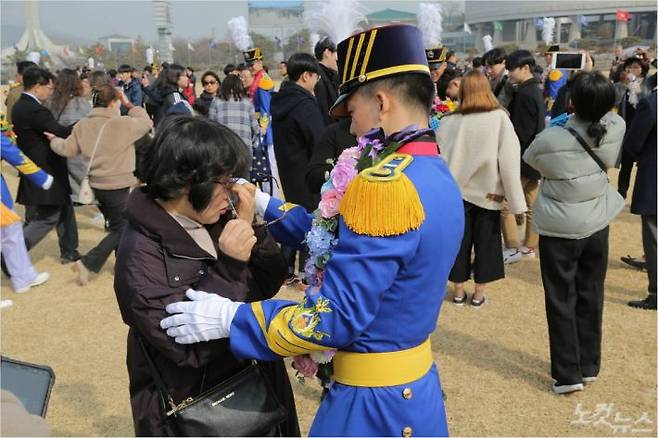 한 육사생도가 입학식에 참석해 눈물을 흘리고 있는 어머니의 눈물으 닦아주고 있다.(육구 제공)