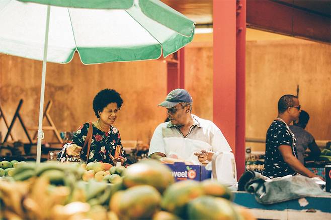 은근슬쩍 라임 하나를 더 집어넣곤 윙크를 날리는 아주머니