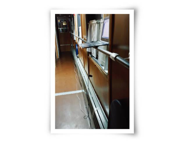 오래된 2등칸에는 객실에 콘센트가 설치돼 있지 않고 복도에 드문드문 있다. 이 때문에 긴 멀티탭이 있어야 객실에서 전자기기를 사용할 수 있다.