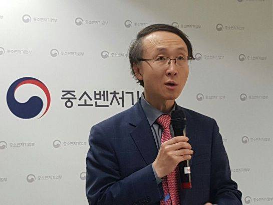 김형영 중기부 소상공인정책관이 26일 서울 여의도 중소기업중앙회에서 '2018년 전국 소상공인 실태조사 시험조사' 결과에  대해 설명하고 있다.