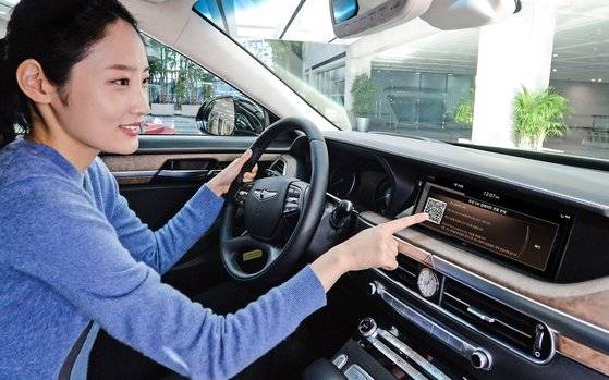 현대차그룹의 고급차 브랜드 제네시스가 선보인 무선 내비게이션 업데이트 기능. 앞으론 내비게이션 정보 뿐 아니라, 다양한 기능을 무선 업데이트로 경험할 수 있게 된다. [사진 제네시스]