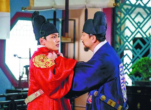 배우 여진구(왼쪽)가 광기에 찬 임금 이헌과 천진한 광대 하선 1인 2역을 소화한 드라마 ‘왕이 된 남자’(tvN)의 한 장면. tvN 제공