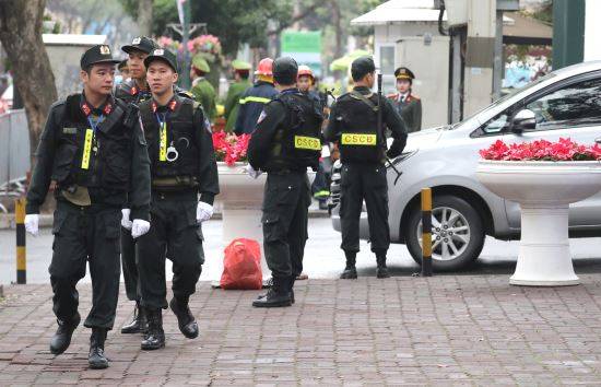 북미 정상회담 기간 김정은 북한 국무위원장 숙소로 확정된 베트남 하노이 멜리아호텔 앞에서 25일 오전(현지시간) 무장을 한 경찰이 경비를 서고 있다. 뉴시스