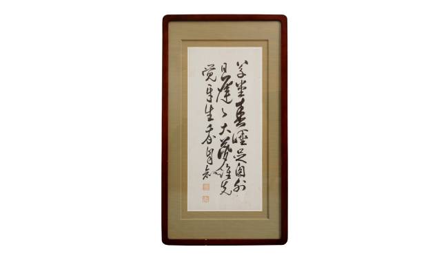 조만식, 시고, 28.8×85.5cm. 조만식이 나관중 작 ‘삼국연의’에 나오는 제갈량의 시를 쓴 작품. 草堂春睡足(초당춘수족)/ 窓外日遲遲(창외일지지)/ 大夢誰先覺(대몽수선각)/ 平生我自知(평생아자지)로, ‘초당에 봄 잠 곤히 자고 일어났거늘, 창밖에 해는 아직 더디 오르누나. 큰 꿈을 누가 먼저 깨칠까, 평생 나만 홀로 아노라’라는 뜻이다.