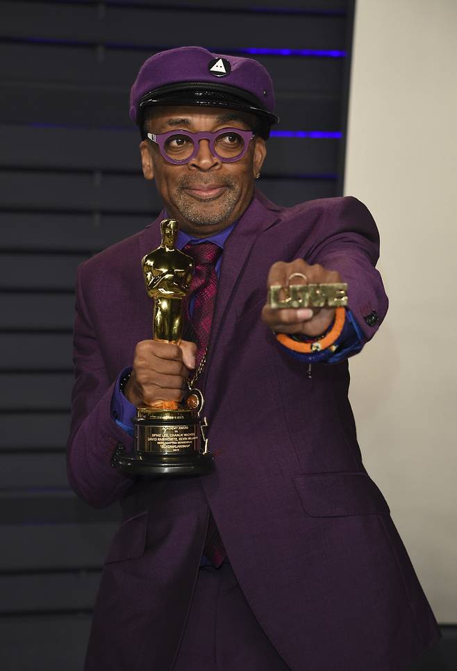 스파이크 리 감독이 자신이 수상한 제91회 아카데미상 각색상 트로피를 들고 포즈를 취했다. AP·연합뉴스