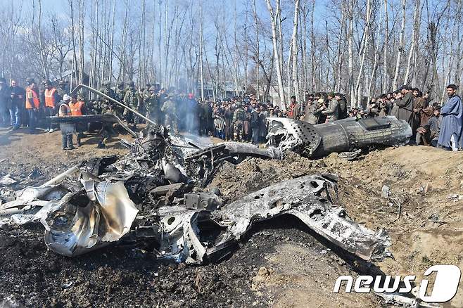 파키스탄군이 격추한 인도 공군 전투기. © AFP=뉴스1