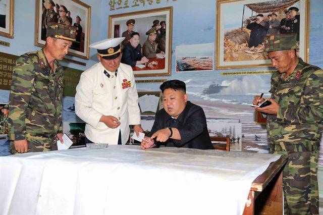 조선중앙통신이 2014년 6월 보도한 김정은 북한 국무위원장이 군부대를 시찰하는 모습. 초록 필터의 담배를 피우고 있다. 조선중앙통신 연합뉴스