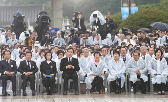 제38주년 5ㆍ18민주화운동 기념식   (광주=연합뉴스) 이진욱 기자 = 18일 오전 광주 북구 국립 5·18민주묘지에서 열린 제38주년 5·18민주화운동 기념식에서 이낙연 국무총리를 비롯한 참석자들이 추모공연을 지켜보고 있다. 2018.5.18   cityboy@yna.co.kr (끝) <저작권자(c) 연합뉴스, 무단 전재-재배포 금지>