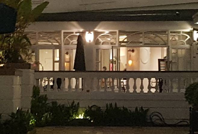 26일(현지시간) 북미가 2차 정상회담을 가질 것으로 알려진 베트남 하노이 메트로폴 호텔의 한 레스토랑에서 호텔 관계자들이 기존의 집기를 치우고 테이블 등을 새로 배치하고 있다. [연합뉴스]