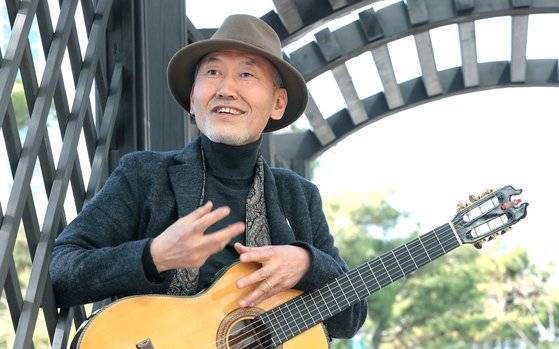자연을 노래하는 음유시인 이기영 교수가 26일 오후 서울 서소문에서 기타를 들고 포즈를 취하고 있다. 최승식 기자