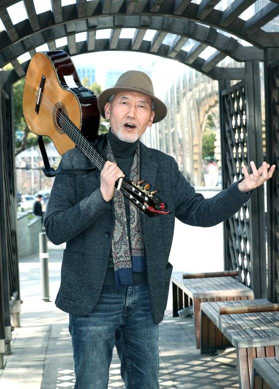 "이육사는 시로써 일제와 싸웠고, 나는 노래로 환경을 파괴하는 탐욕과 싸운다"고 말하는 이기영 교수. 최승식 기자