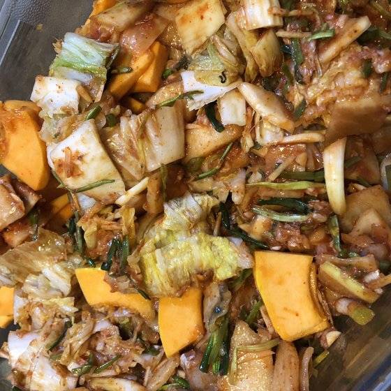 황해도 연백지역 방식으로 갓 버무린 호박지. [사진=엄지아 개성찬방 대표]