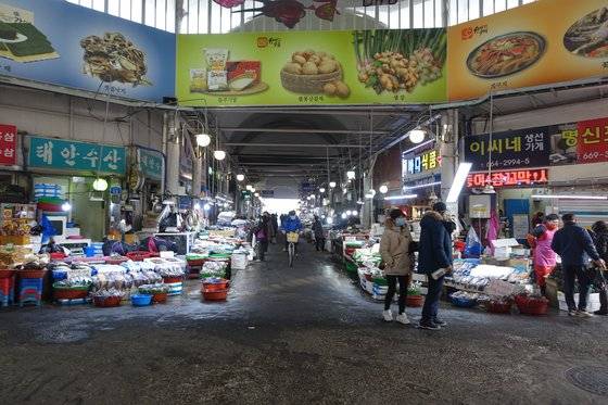 충남 서산 동부시장은 서해와 드넓은 갯벌, 금북정맥의 최고봉인 가야산(687m)을 끼고 있어 물산이 풍부한 이 일대의 최대 시장이다.