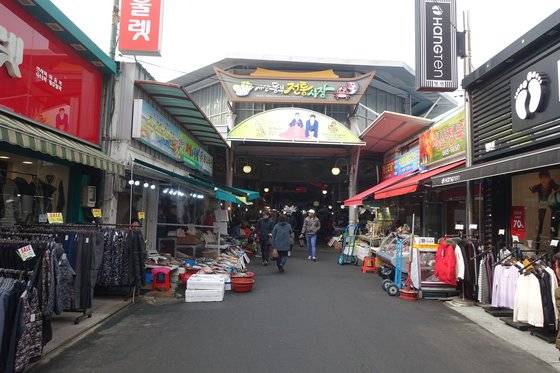 충남 서산 동부시장 동문 입구.