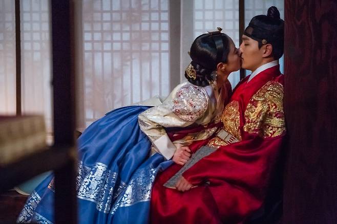 tvN 월화드라마 <왕이 된 남자> 5회에서 중전 소운(이세영)이 왕이 된 광대 하선(여진구)에게 입을 맞추고 있다. tvN 제공