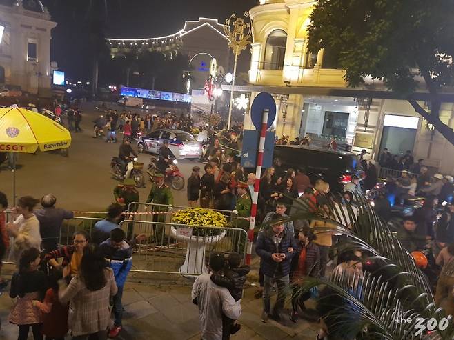 27일 제2차 정상회담 첫째날 일정이 시작된 하노이의 소피텔 레전드 메트로폴 호텔 인근. 회담이 끝날 때 까지 수많은 인파가 몰려 있다./사진=김평화 기자