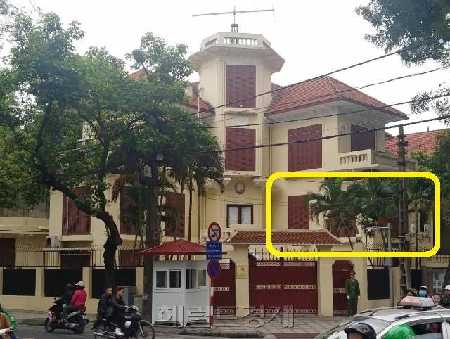 26일 오후 촬영한 베트남 하노이 북한대사관 본관 내 ‘김일성 사적관’ 위치. 소식통은 “대사관 본관 맞은편에서 바라보면 대문을 열자마자 나오는 계단이 있다. 그 계단을 올라가면 2층 영접실인데, 그 영접실 오른편 공간이 바로 김일정 사적관”이라고 설명했다. [사진=윤현종 기자/factism@]