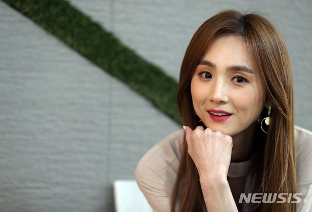 【서울=뉴시스】조성봉 기자 = 드라마 ‘황후의 품격’에서 소진 공주 역할을 맡았던 배우 이희진이 26일 오후 서울 중구 뉴시스 본사에서 인터뷰를 하기 전 포즈를 취하고 있다. 2019.02.27. suncho21@newsis.com