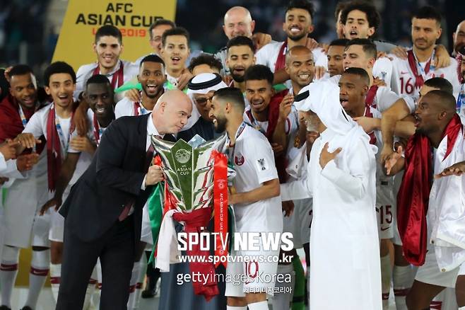 ▲ 카타르에 2019년 UAE 아시안컵 우승 트로피를 전하는 인판티노 FIFA 회장