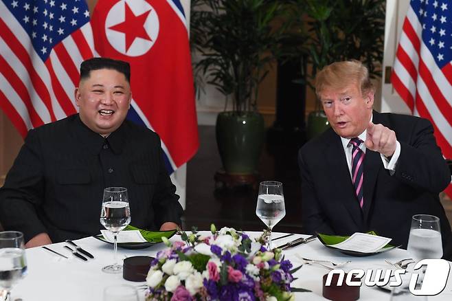김정은 북한 국무위원장과 트럼프 미국 대통령이 27일 베트남 하노이 메트로폴 호텔에서 단독회담 후 친교 만찬에서 대화를 하고 있다. 2019.2.27/뉴스1 © AFP=뉴스1 © News1 포토공용 기자