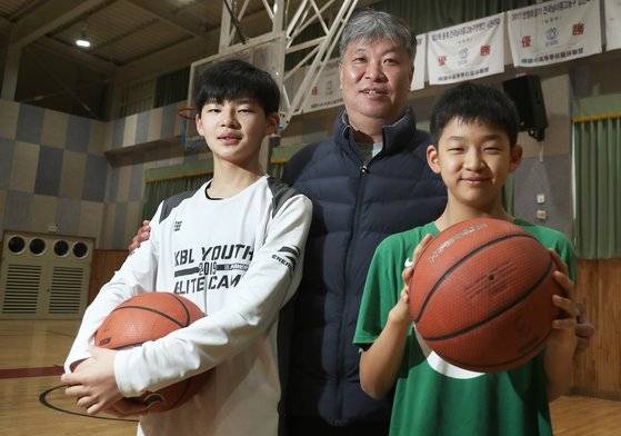 강동희 전 국가대표의 아들 강성욱과 동생 강민수가 오충열 호계중 코치와 함께 활짝 웃고 있다. 최승식 기자
