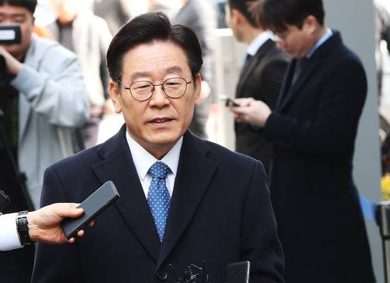 공직선거법상 허위사실 공표와 직권남용권리행사방해 혐의 등으로 기소된 이재명 경기지사가 28일 오후 경기도 성남시 수정구 수원지방법원 성남지원에서 열린 6차 공판에 출석하며 취재진 질문에 답하고 있다. [연합뉴스]