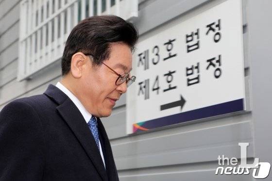 이재명 경기도지사가 28일 오후 경기도 성남시 수원지방법원 성남지원에서 열리는 6차 공판에 출석하고 있다. 이날 재판에서는 이 지사의 친형인 고(故) 이재선 씨가 지난 2002년 정신과 약물을 투약했는지 여부를 밝히기 위해 검찰 측과 이 지사 측 증인들이 법정에 설 예정이다. 2019.2.28/사진=뉴스1