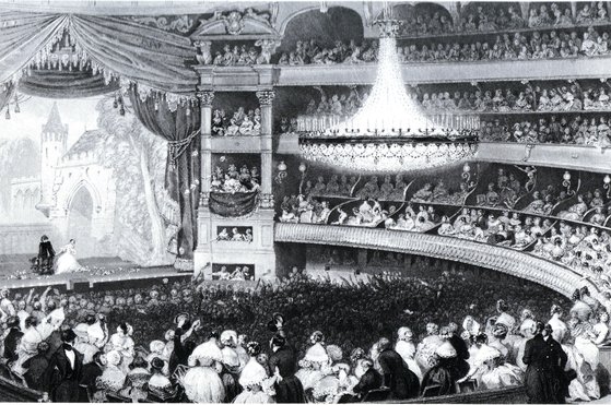 파리의 3대 오페라 극장 중 하나인 이탈리아 극장 ‘Theatre Italien’의 1840년 내부 모습. 쇼팽은 이 극장에서 오페라를 즐겼다. 외진 라미의 그림을 모트랑이 판화로 제작한 것이다. [사진 Wikimedia Commons(Public Domain)]