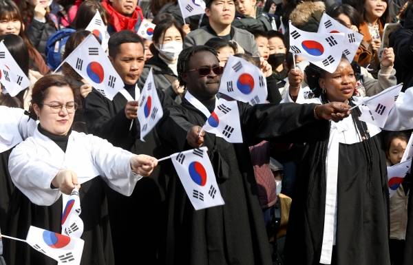 3.1절 100주년을 맞은 1일 오후 서울 서대문형무소를 찾은 외국인들이&nbsp;3.1운동 100주년 기념 플래시몹 행사에 참여하고 있다. ⓒ고성준 기자