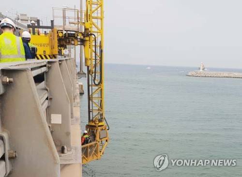 화물선 충돌 광안대교 피해 조사 (부산=연합뉴스) 28일 오후 부산항을 출항한 러시아 선적 화물선이 부산 광안대교 하판을 들이받는 사고가 발생해 부산시설관리공단이 특수차를 이용해 피해를 조사하고 있다. 2019.2.28 [부산경찰청 제공] ccho@yna.co.kr