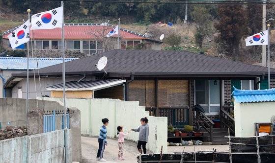 섬 전역에 태극기 1500개가 365일 휘날리는 전남 완도군 소안도 마을 전경과 어린이들. 프리랜서 장정필