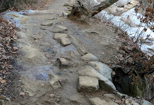 일부 탐방로에는 얼었던 물이 녹아 고여 있다. 노면에 남아있는 빙판으로 인한 안전사고에 각별한 주의가 필요하다.