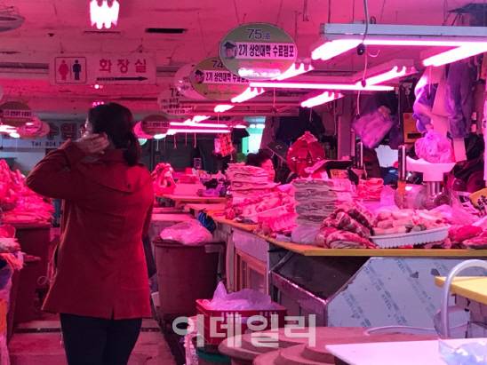 서울 금천구 독산동 축산시장에서 3월 3일 이른바 ‘삼겹살데이’를 맞아 한 시민이 고기를 둘러보고 있다.(사진=김보겸 기자)