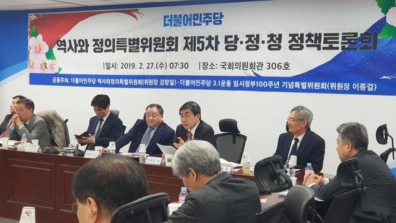 이종걸 더불어민주당 의원이 27일 국회 의원회관에서 당 3.1운동 임시정부 100주년 기념특위와 역사와정의특위 공동으로 주최한 당정청 정책토론회에서 발언하고 있다. 김경희 기자