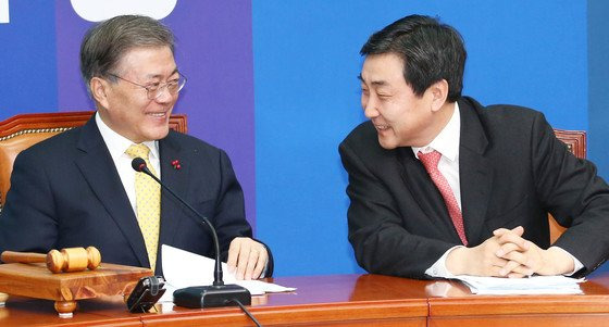 2016년 1월 2일 당시 문재인 더불어민주당 대표와 이종걸 원내대표가 국회에서 열린 최고위원회의에서 이야기를 나누고 있다. [중앙포토]