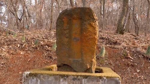 마을 뒷산에 선 비석. 최원순 이장은 “(일제강점기에) 안전을 비는 차원에서 만든 것으로 안다”며 “징용자 넋을 기리고자 매년 정월 대보름에 여기서 제사를 지낸다”고 말했다. 기장=서재민 기자